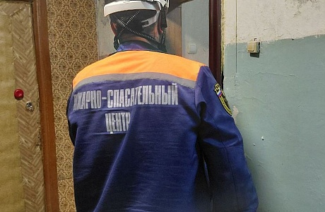 Спасатели транспортировали женщину для оказания неотложной медицинской помощи. Спасатели транспортировали женщину для оказания неотложной медицинской помощи.